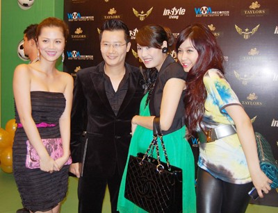 Quế Vân (váy xanh) bụng bầu đến cổ vũ đội bóng nghệ sĩ vào ngày 8/6/2010.